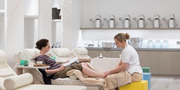 professional spa centre which gives the training for manicure pedicure 